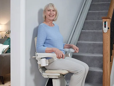 Personne âgée utilisant un monte-escalier électrique sécurisé